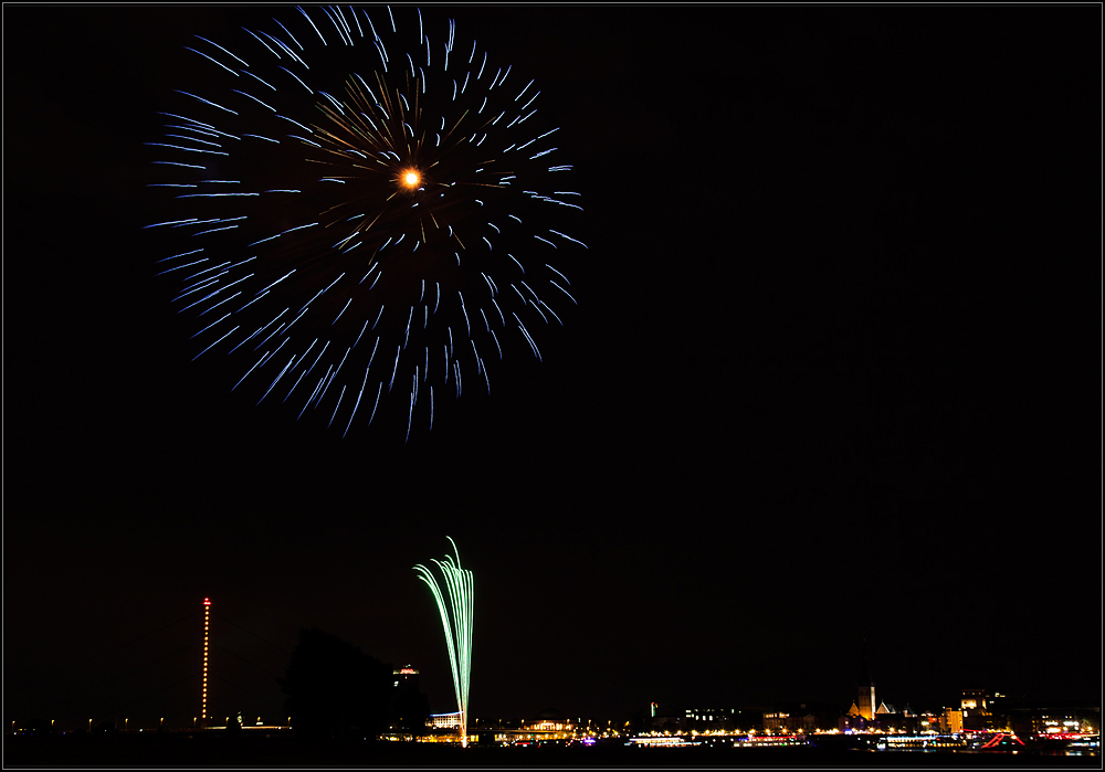 Japanisches Feuerwerk Düsseldorf am Rhein