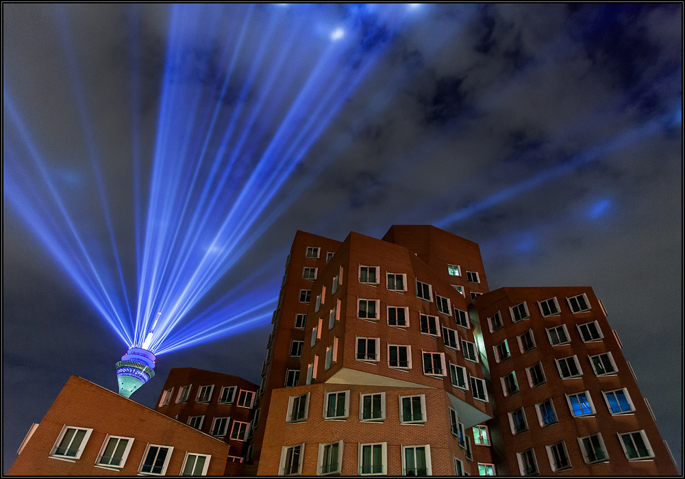Lichtspektakel im Medienhafen Düsseldorf
