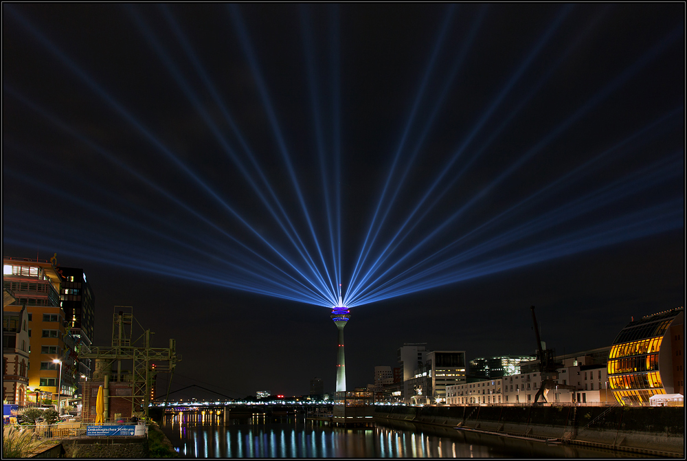 Lichtspektakel auf dem Rheinturm in Düsseldorf