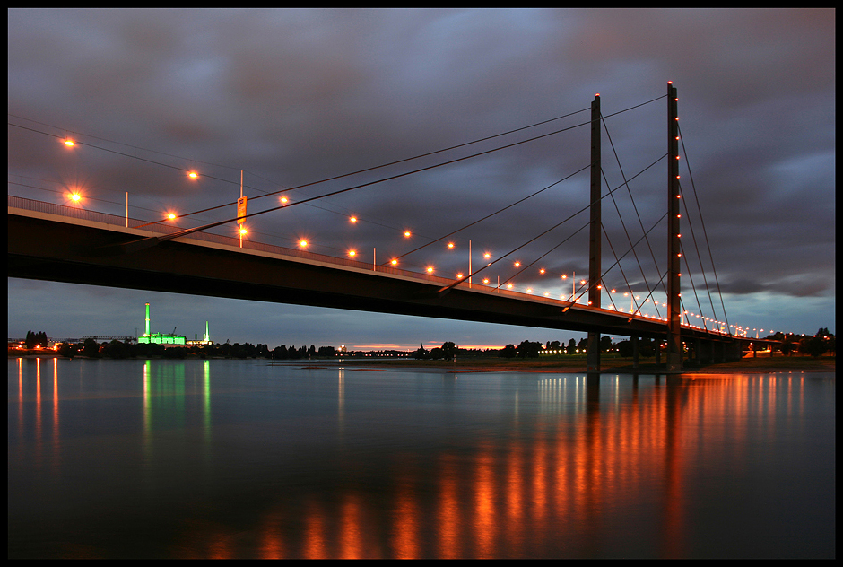 Rheinkniebrücke in Düsseldorf