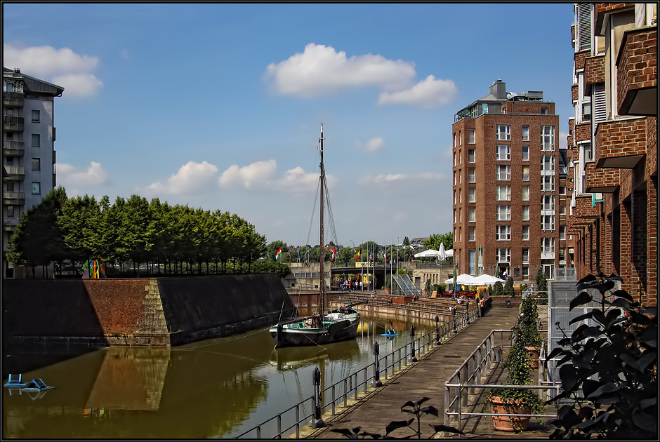 Der alte Hafen am Rhein ( Düsseldorf )