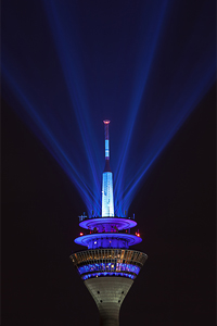 Atemberaubende Lichtshow am Rheinturm in Düsseldorf