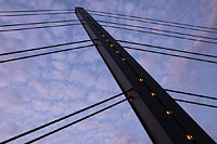 Der Pylon der Rheinkniebrücke in Düsseldorf 